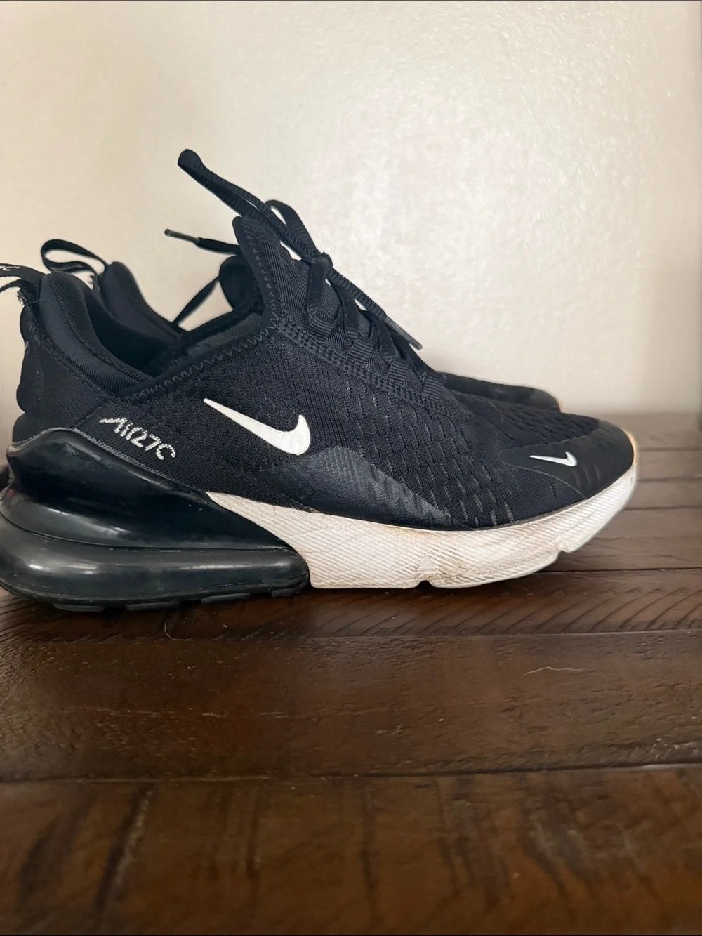 Nike Kids Black and White Air Max 270 Sneaker size Y8 W8